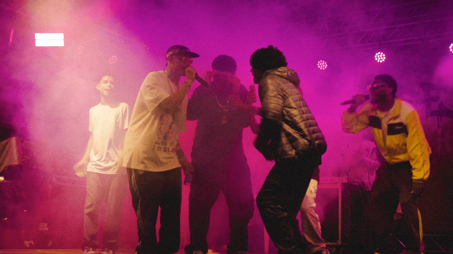 Show de rap em palco com iluminação de cena